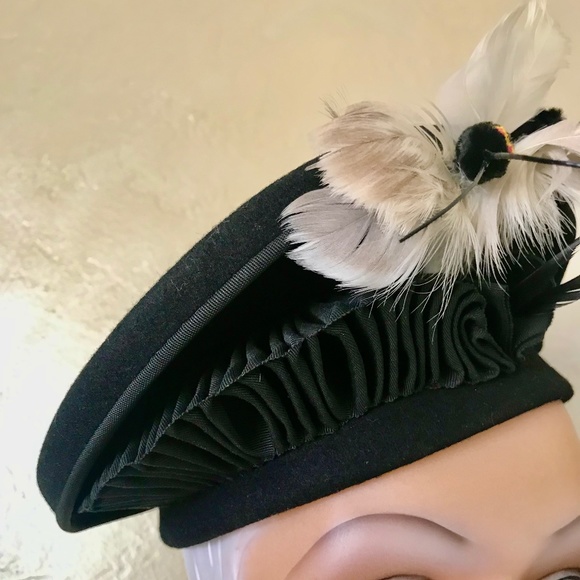CHIC 1940s BLACK FELT HAT WITH INTRICATE GROSGRAIN AND BUTTERFLY FEATHER TRIM main image 4